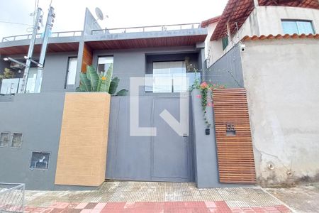 Casa à venda com 250m², 4 quartos e 4 vagas Casa à venda com 250m², 4 quartos e 4 vagasFachada