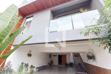 Casa à venda com 250m², 4 quartos e 4 vagas Casa à venda com 250m², 4 quartos e 4 vagasFachada