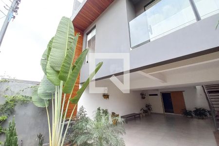 Casa à venda com 250m², 4 quartos e 4 vagas Casa à venda com 250m², 4 quartos e 4 vagasFachada