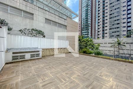 Casa à venda com 400m², 4 quartos e 8 vagas Casa à venda com 400m², 4 quartos e 8 vagasVaranda