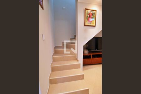 Escada de casa de condomínio para alugar com 2 quartos, 65m² em Jardim Vila Rica, Santo André
