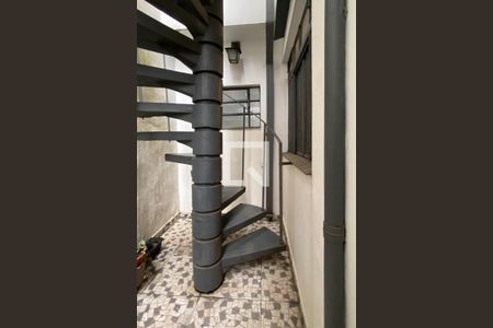 Casa à venda com 160m², 2 quartos e 2 vagasEscada