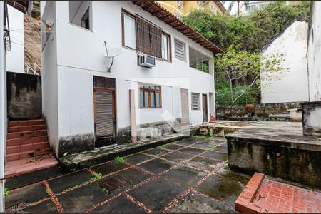 Casa para alugar com 218m², 4 quartos e 3 vagasFundos 
