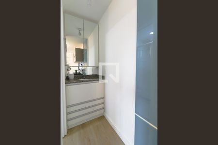 Banheiro Social de kitnet/studio para alugar com 1 quarto, 17m² em Rebouças, Curitiba