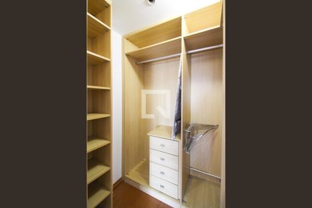 Apartamento para alugar com 74m², 2 quartos e 1 vagaCloset da Quarto 1 