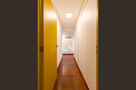 Apartamento à venda com 200m², 5 quartos e 4 vagasCorredor Dormitórios