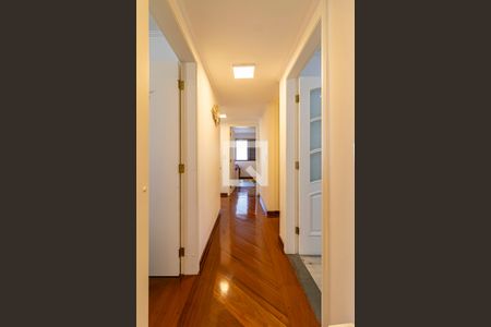 Apartamento à venda com 200m², 5 quartos e 4 vagasCorredor Dormitórios