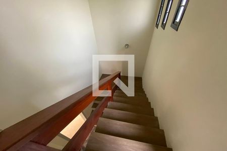 Casa à venda com 260m², 4 quartos e 3 vagasEscada
