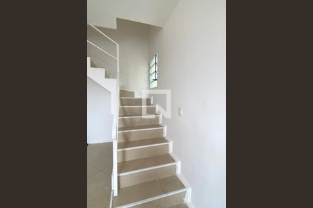 Escada de casa de condomínio para alugar com 2 quartos, 115m² em Jardim Belval, Barueri