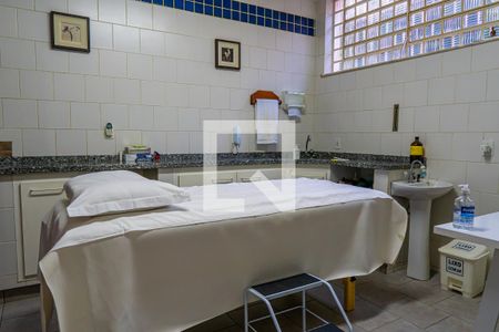 Casa à venda com 308m², 2 quartos e 5 vagasSala