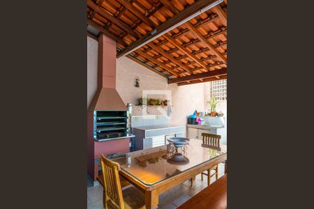 Casa à venda com 308m², 2 quartos e 5 vagasQuintal