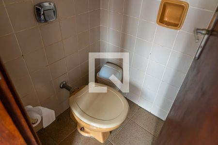 Casa à venda com 308m², 2 quartos e 5 vagasBanheiro de Serviço