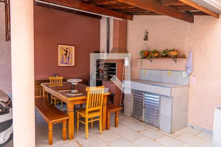 Casa à venda com 308m², 2 quartos e 5 vagasQuintal