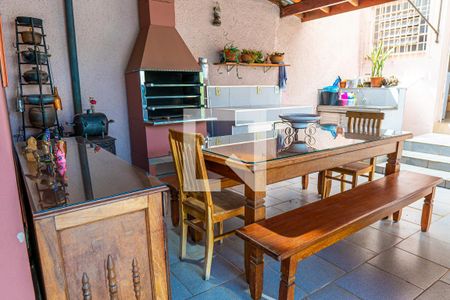 Casa à venda com 308m², 2 quartos e 5 vagasQuintal