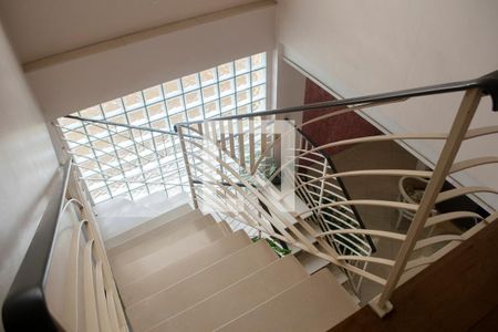 Casa à venda com 300m², 3 quartos e 6 vagasHall escadas