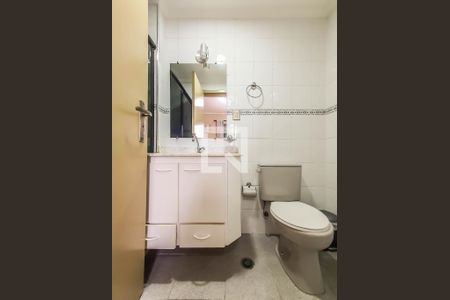 Banheiro da Suíte de apartamento para alugar com 2 quartos, 60m² em Vila Alzira, Guarujá