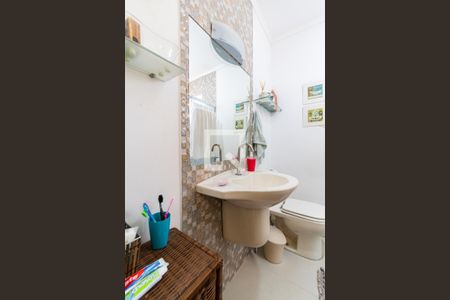 Casa à venda com 130m², 2 quartos e 2 vagas Casa à venda com 130m², 2 quartos e 2 vagasBanheiro