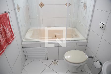 Banheiro suite de apartamento para alugar com 2 quartos, 85m² em Caiçara, Praia Grande