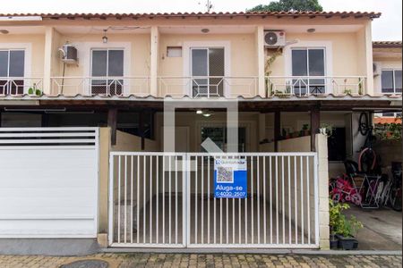 Casa de condomínio para alugar com 66m², 2 quartos e 1 vaga Casa de condomínio para alugar com 66m², 2 quartos e 1 vagaFachada