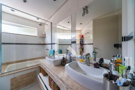 Casa à venda com 275m², 3 quartos e 5 vagas Casa à venda com 275m², 3 quartos e 5 vagasBanheiro do Quarto 1