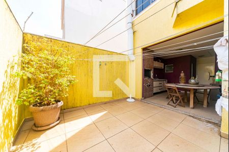 Casa à venda com 275m², 3 quartos e 5 vagas Casa à venda com 275m², 3 quartos e 5 vagasQuintal Fundos