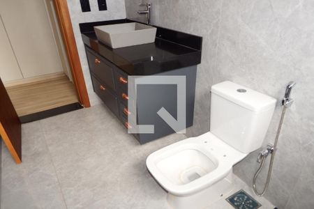 Casa de condomínio para alugar com 360m², 5 quartos e 6 vagasBanheiro da Suíte 04