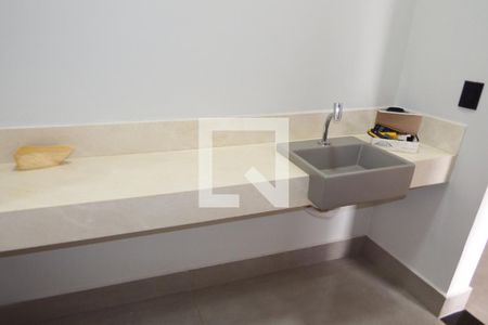 Casa de condomínio para alugar com 360m², 5 quartos e 6 vagasBanheiro Social