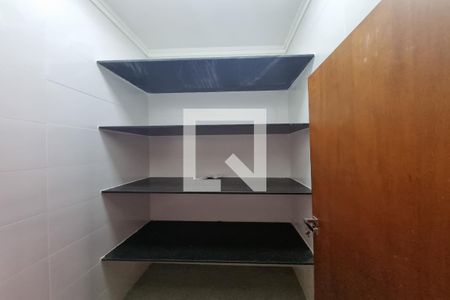 Casa de condomínio para alugar com 360m², 5 quartos e 6 vagasDispensa