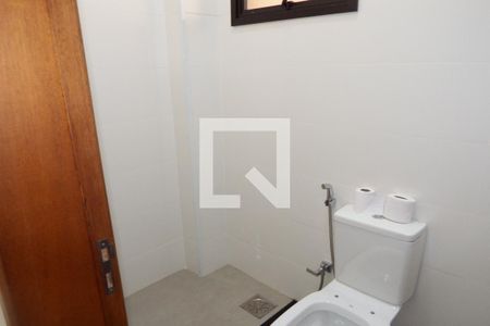 Casa de condomínio para alugar com 360m², 5 quartos e 6 vagasBanheiro Social