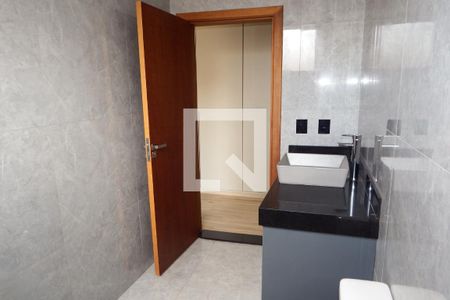 Casa de condomínio para alugar com 360m², 5 quartos e 6 vagasBanheiro da Suíte 04