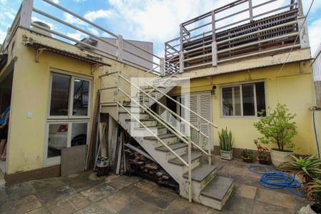 Casa à venda com 340m², 3 quartos e 6 vagasEscadaria para a Laje