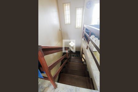 Casa à venda com 340m², 3 quartos e 6 vagasEscada para Segundo Piso