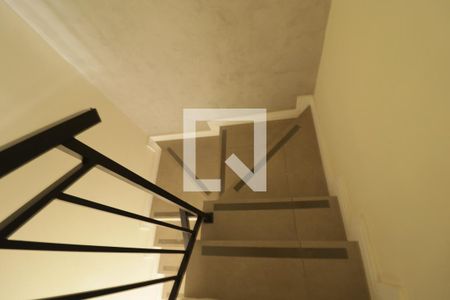 Casa à venda com 105m², 3 quartos e 2 vagas Casa à venda com 105m², 3 quartos e 2 vagasEscada