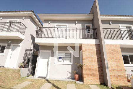 Casa à venda com 105m², 3 quartos e 2 vagas Casa à venda com 105m², 3 quartos e 2 vagasFachada