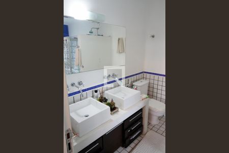 Casa à venda com 501m², 5 quartos e 5 vagas Casa à venda com 501m², 5 quartos e 5 vagasBanheiro da Suíte 1