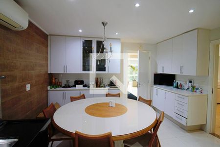 Casa à venda com 501m², 5 quartos e 5 vagas Casa à venda com 501m², 5 quartos e 5 vagasCozinha