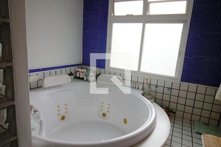 Casa à venda com 501m², 5 quartos e 5 vagas Casa à venda com 501m², 5 quartos e 5 vagasBanheiro da Suíte 1