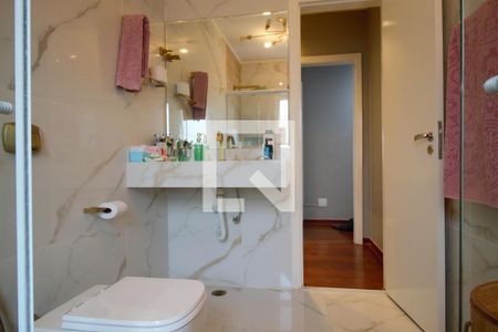 Casa à venda com 501m², 5 quartos e 5 vagas Casa à venda com 501m², 5 quartos e 5 vagasBanheiro corredor