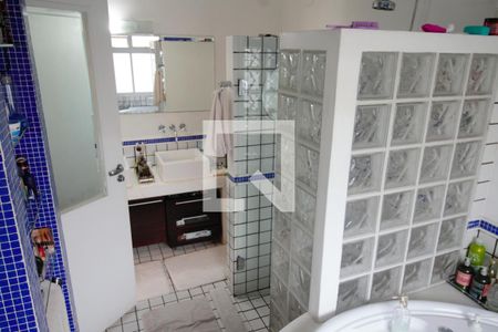 Casa à venda com 501m², 5 quartos e 5 vagas Casa à venda com 501m², 5 quartos e 5 vagasBanheiro da Suíte 1