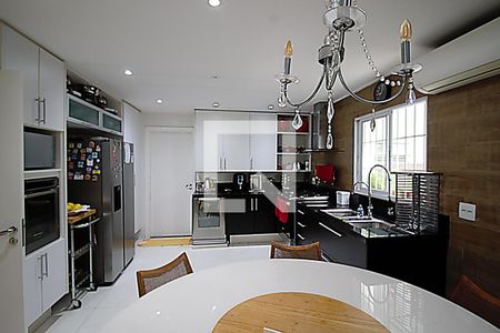 Casa à venda com 501m², 5 quartos e 5 vagas Casa à venda com 501m², 5 quartos e 5 vagasCozinha