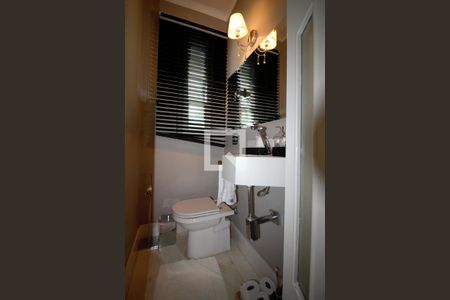 Casa à venda com 501m², 5 quartos e 5 vagas Casa à venda com 501m², 5 quartos e 5 vagasLavabo