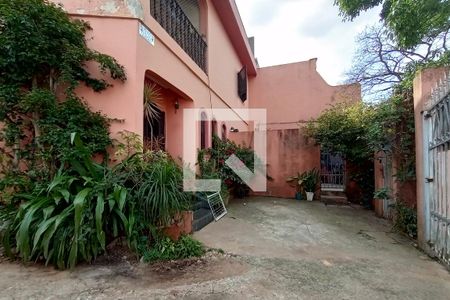 Casa à venda com 178m², 3 quartos e 4 vagas Casa à venda com 178m², 3 quartos e 4 vagasQuintal e Fachada