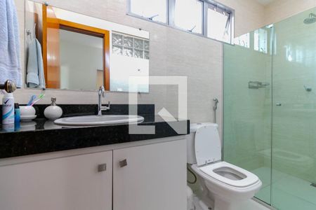 Casa à venda com 513m², 5 quartos e 6 vagas Casa à venda com 513m², 5 quartos e 6 vagasBanheiro Social