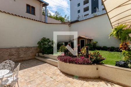 Casa à venda com 513m², 5 quartos e 6 vagas Casa à venda com 513m², 5 quartos e 6 vagasQuintal