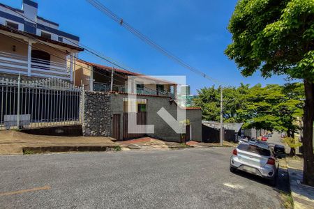 Casa à venda com 513m², 5 quartos e 6 vagas Casa à venda com 513m², 5 quartos e 6 vagasFachada