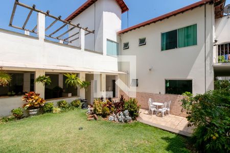 Casa à venda com 513m², 5 quartos e 6 vagas Casa à venda com 513m², 5 quartos e 6 vagasQuintal