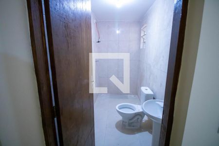 Banheiro de casa para alugar com 2 quartos, 60m² em Vila Zat, São Paulo