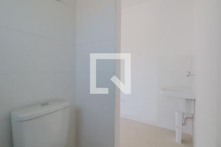 Banheiro de kitnet/studio para alugar com 1 quarto, 27m² em Vila Canero, São Paulo