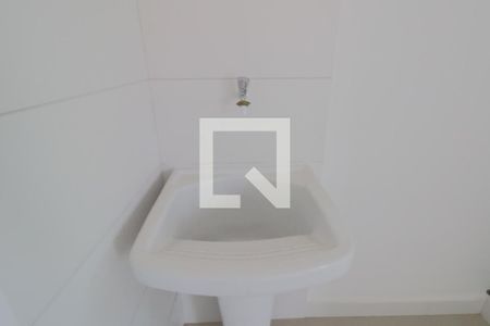 Banheiro de kitnet/studio para alugar com 1 quarto, 27m² em Vila Canero, São Paulo