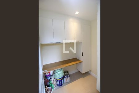 Apartamento à venda com 159m², 3 quartos e 2 vagas Apartamento à venda com 159m², 3 quartos e 2 vagasEscritório